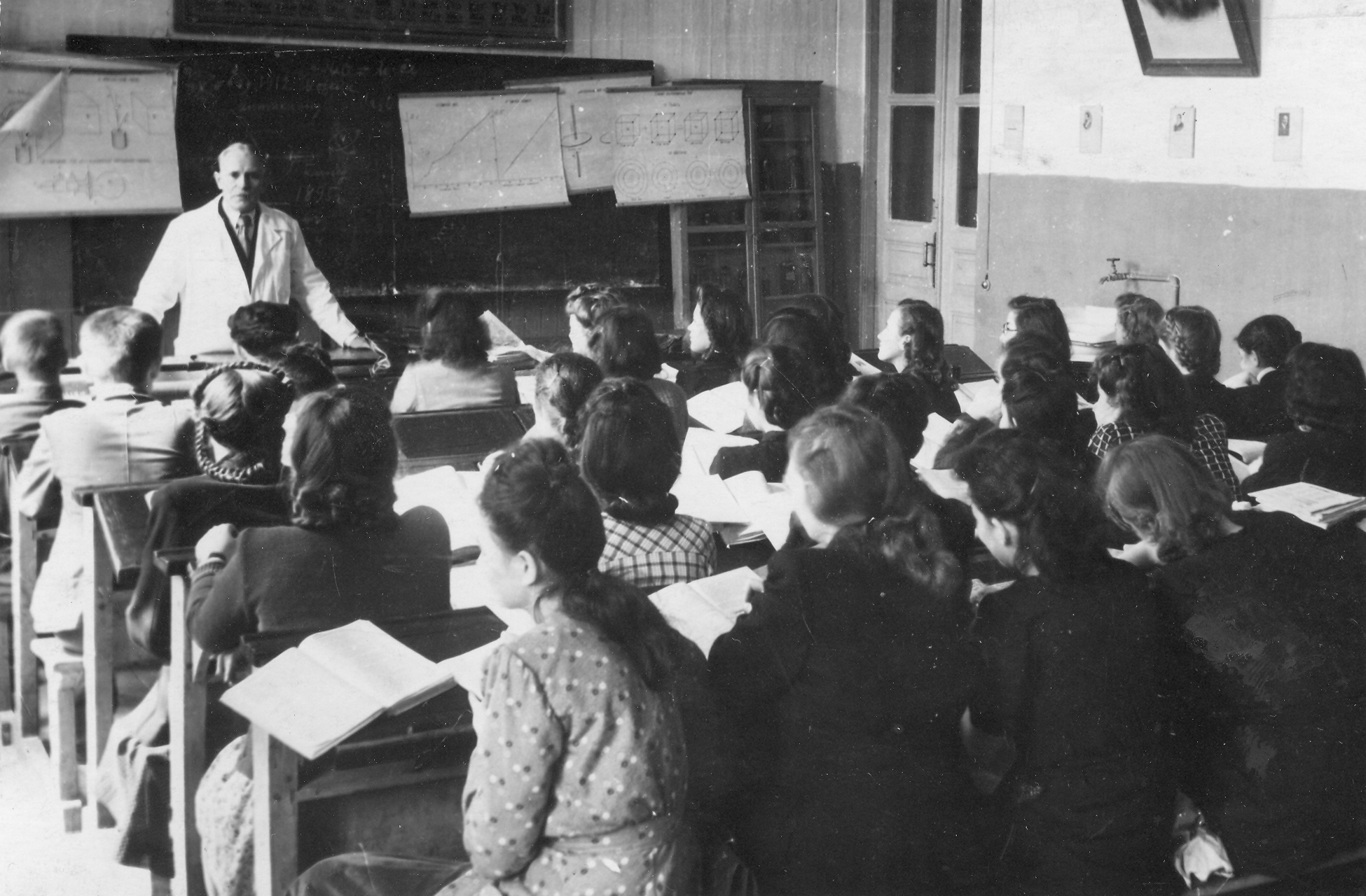 Professor Sadıq Hüseynov I kurs tələbələri ilə laboratoriyada (1950)